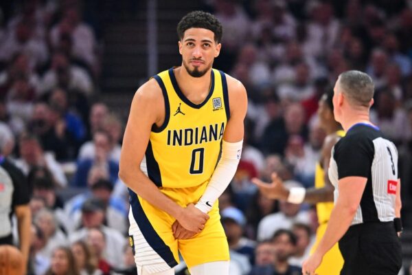 Pacers star hurts wrist vs Cavs