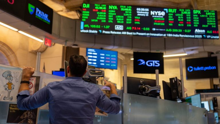 US stocks advance on strong job openings data