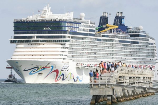 What happened to guests on land when a cruise ship broke from port