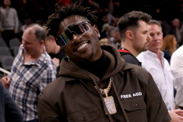 Warrant issued for former NFL WR Antonio Brown