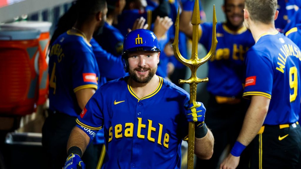 Mariners’ Cal Raleigh making history. His biggest fan? Johnny Bench